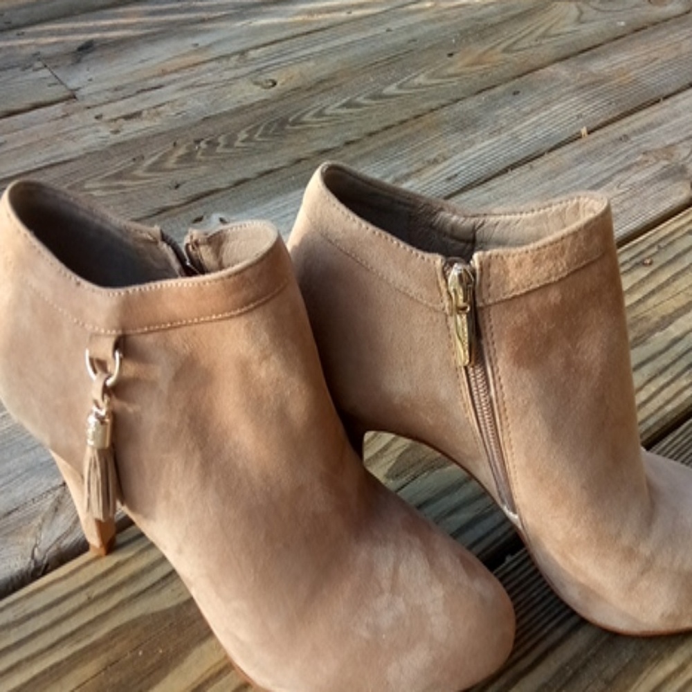Vince Camuto Women bootie size 10.